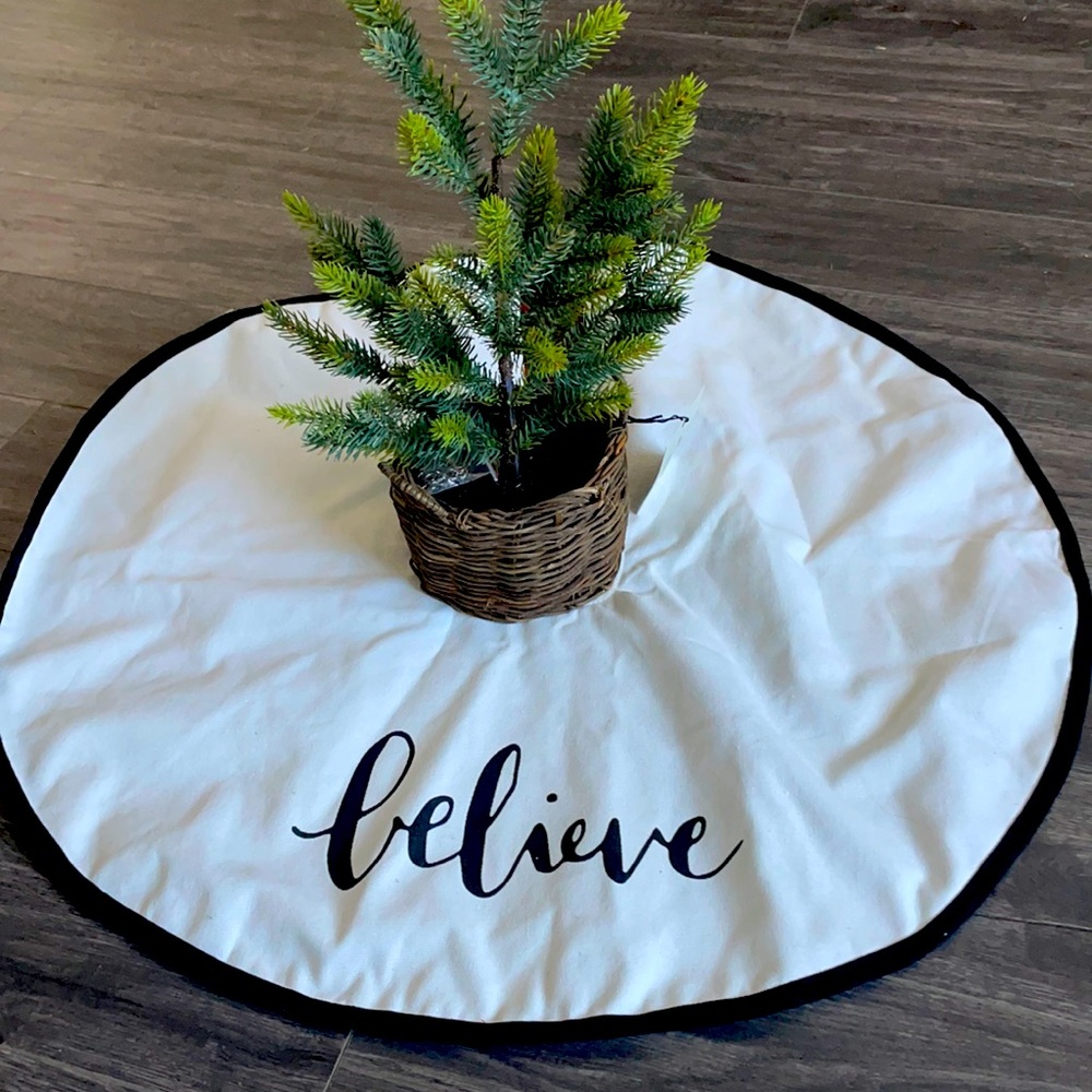 Reversible small Christmas tree skirt